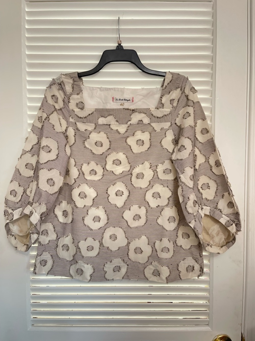 le sarte pettegole Square-Neck Floral Blouse in Cream